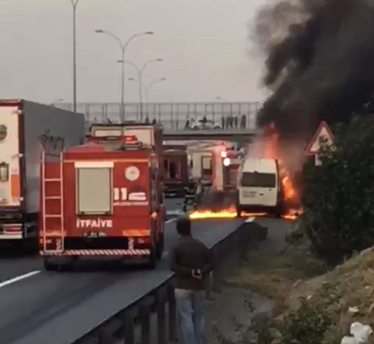 TEM\'de alev alev yanan minibüs kullanılmaz hale geldi