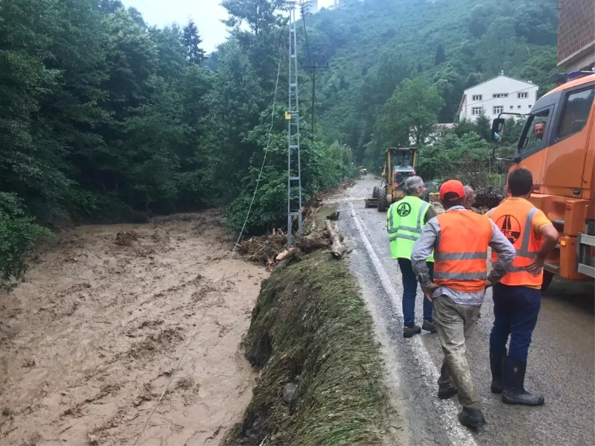 Trabzon\'da Araklı ilçesinin ardından Yomra ilçesinde de şiddetli yağış etkili oluyor