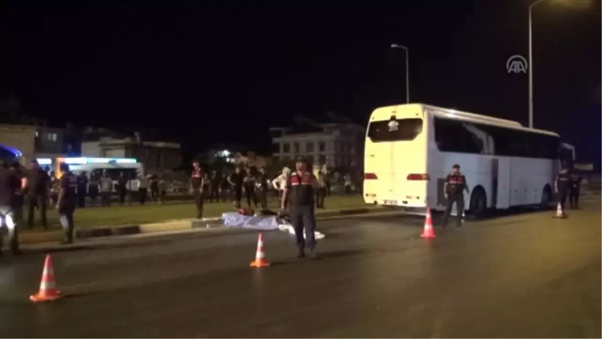 Tur otobüsü motosikletle çarpıştı: 1 ölü