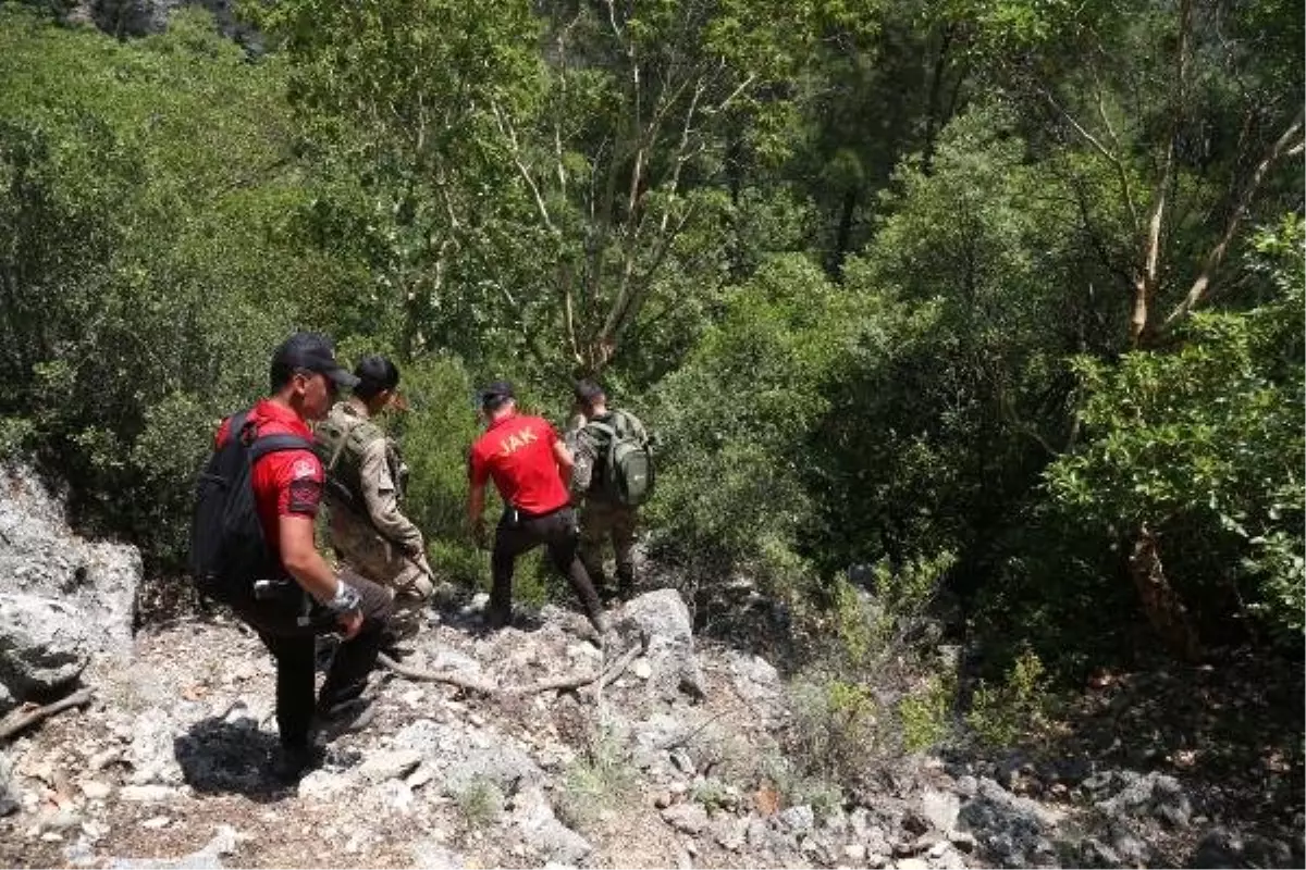 60 kişilik ekip, kayıp üniversiteliyi uçurumda aradı