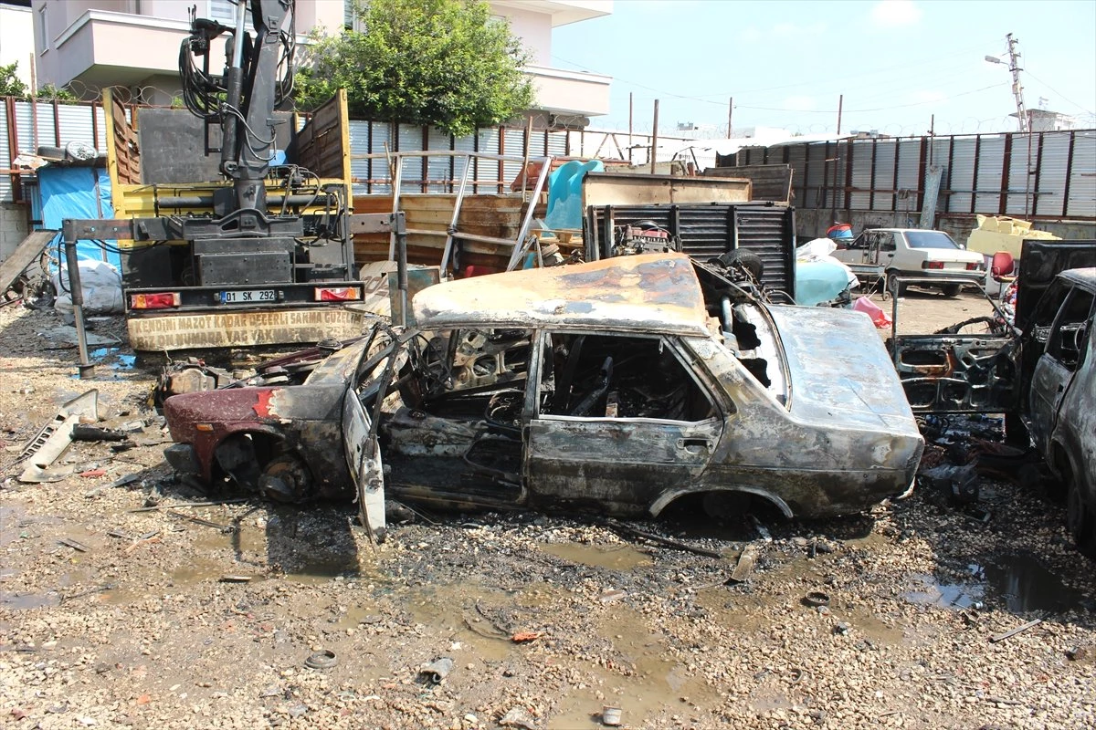 Adana\'da iki hurda otomobil yandı