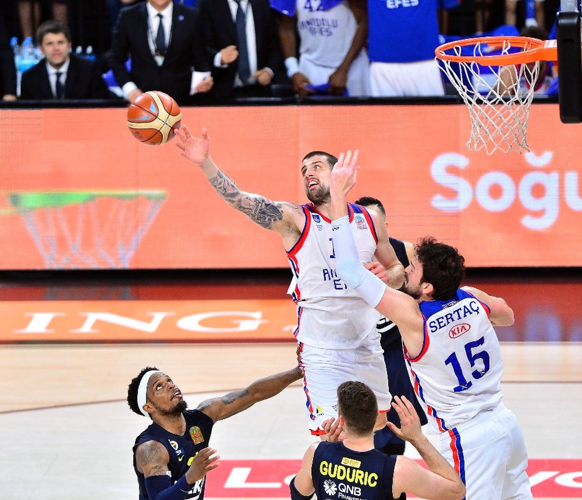 Anadolu Efes ile Fenerbahçe bu sezon 14. kez karşılaştı