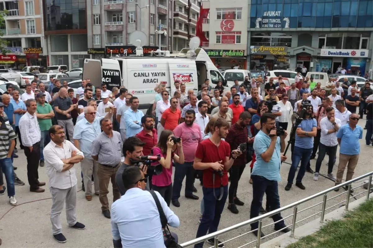 Arsaları tarlaya çevrilen emlakçılar CHP\'li belediyeyi protesto etti