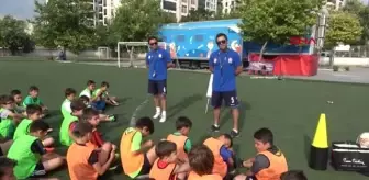 AYDIN Tek yumurta ikizleri futbol oynarken forma numaralarından ayırt ediliyor