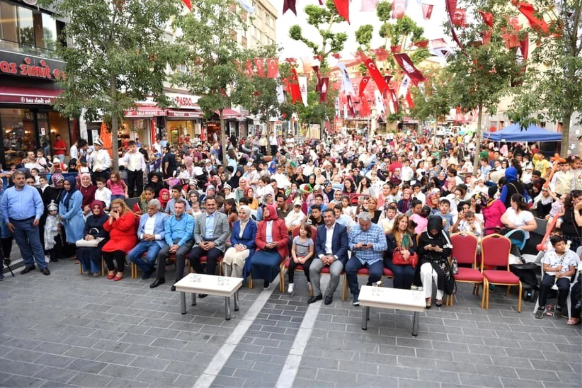 Beyoğlu\'nda çocuklar toplu sünnet şöleninde doyasıya eğlendi