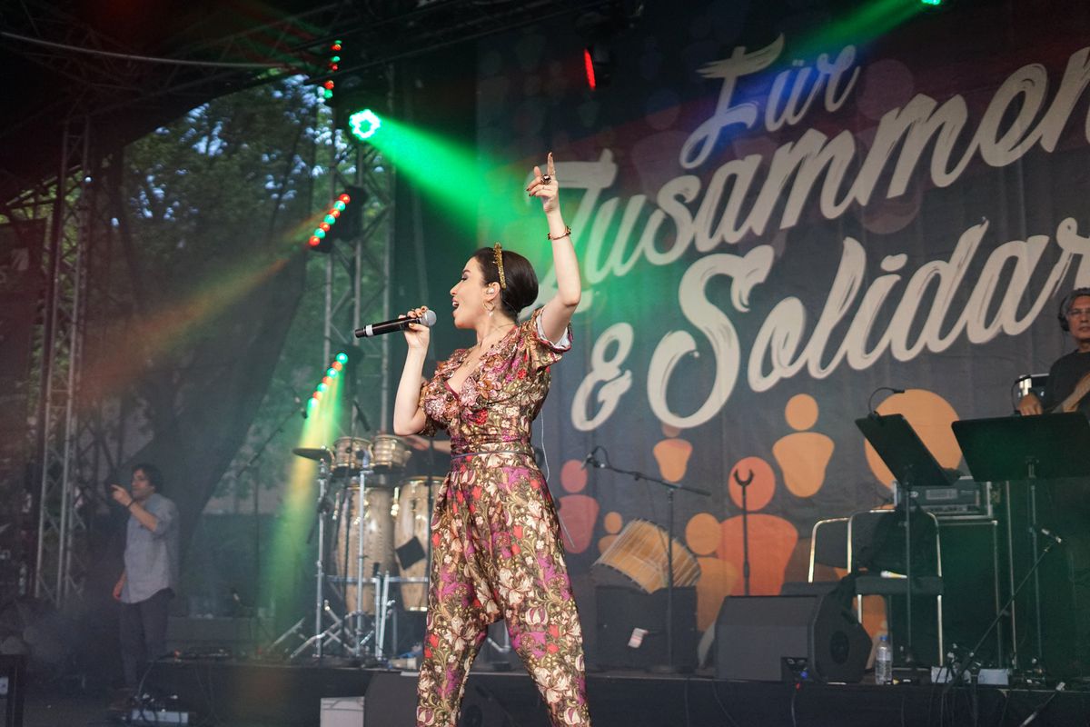 Burcu Güneş\'ten Almanya\'da dev konser