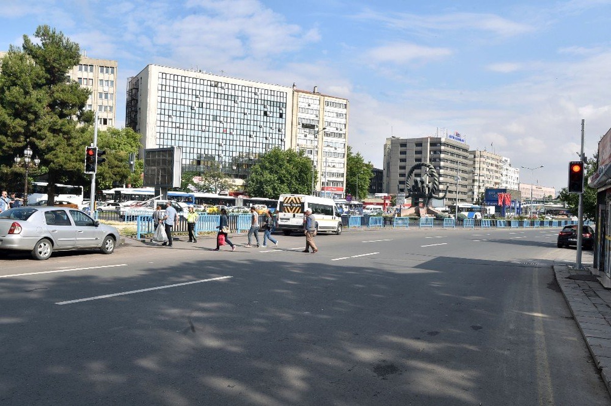 Büyükşehir eskiyen üst geçitleri kaldırıyor