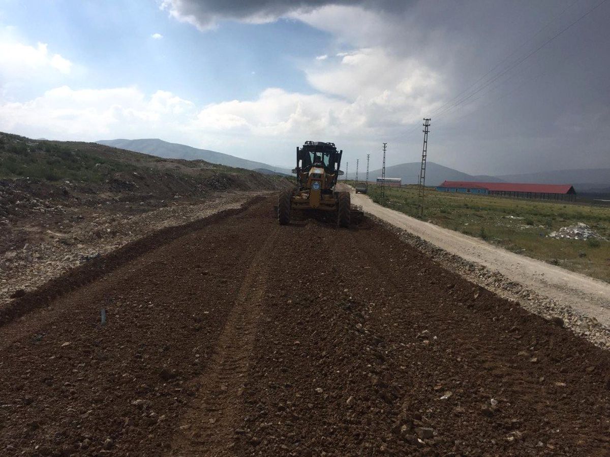 Çaldıran Belediyesinden 2 bin baş kapasiteli hayvan pazarında yol yapım çalışması