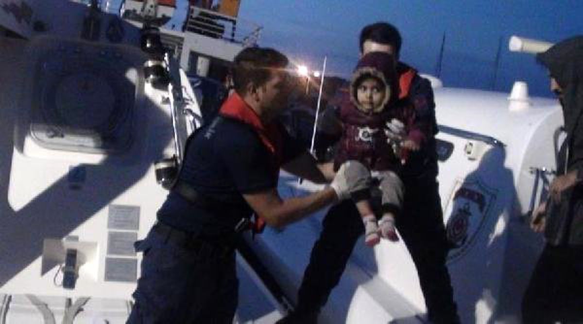 Çeşme açıklarında 78 kaçak göçmen yakalandı