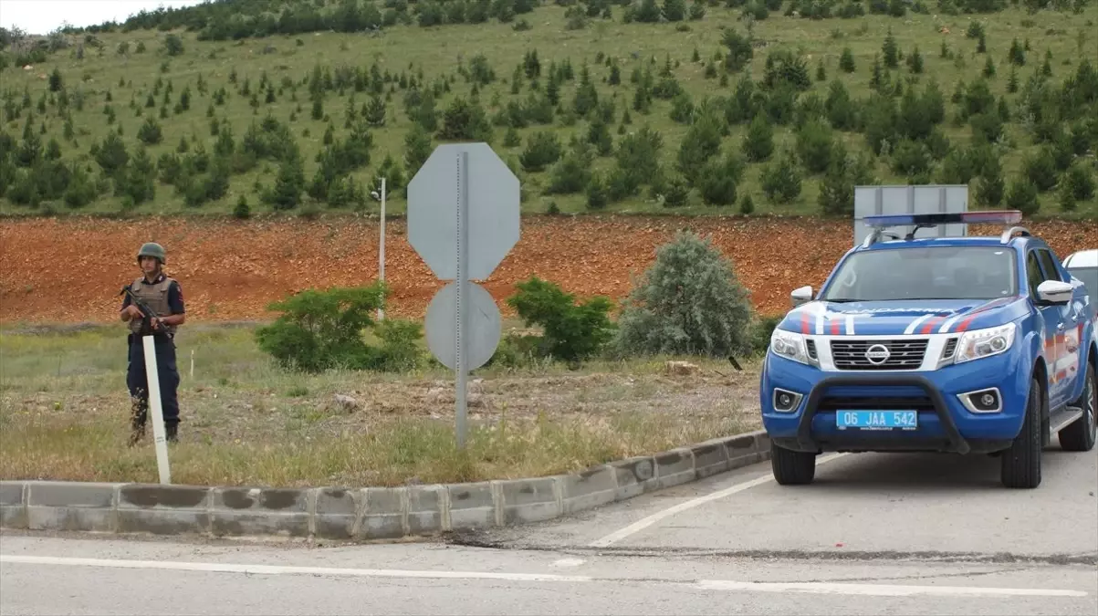 Çubuk Kaymakamı Sezer, kontrol noktasını denetledi