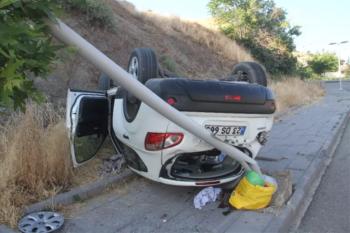 Direğe çarpan otomobil ters döndü: 5 yaralı