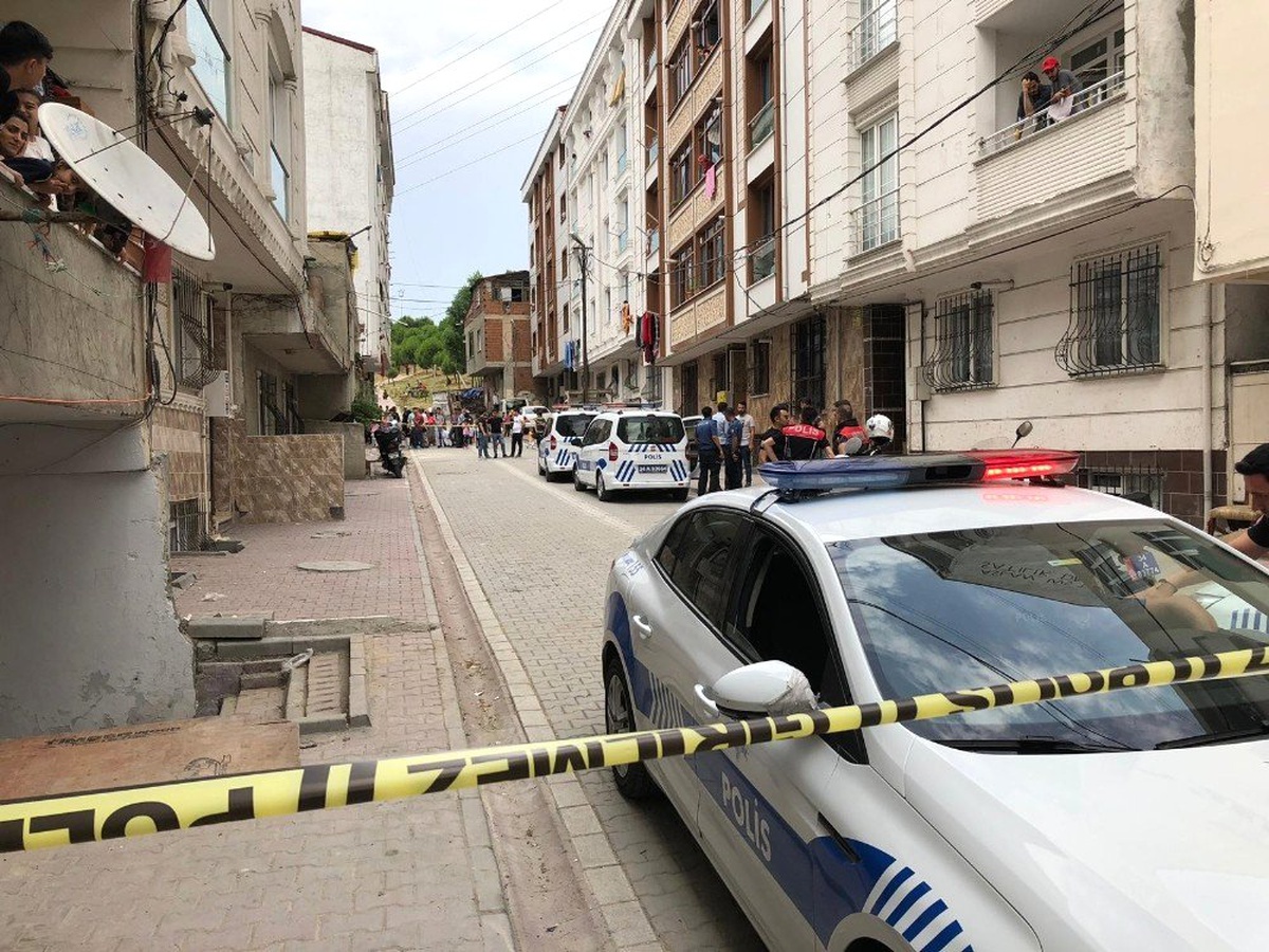 Esenyurt\'ta 1\'i çocuk 6 kişinin silahla rehin alındığı iddiası polisi harekete geçirdi