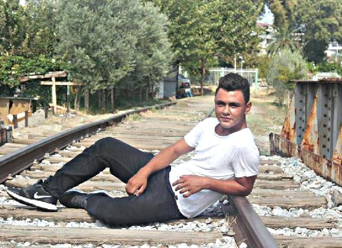 Evinin çatısında kendisini astı