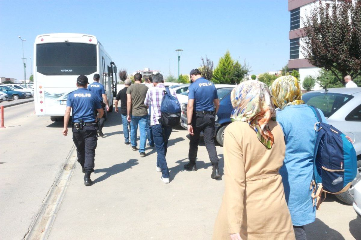 FETO\'dan gözaltına alınan şüpheliler adliyede
