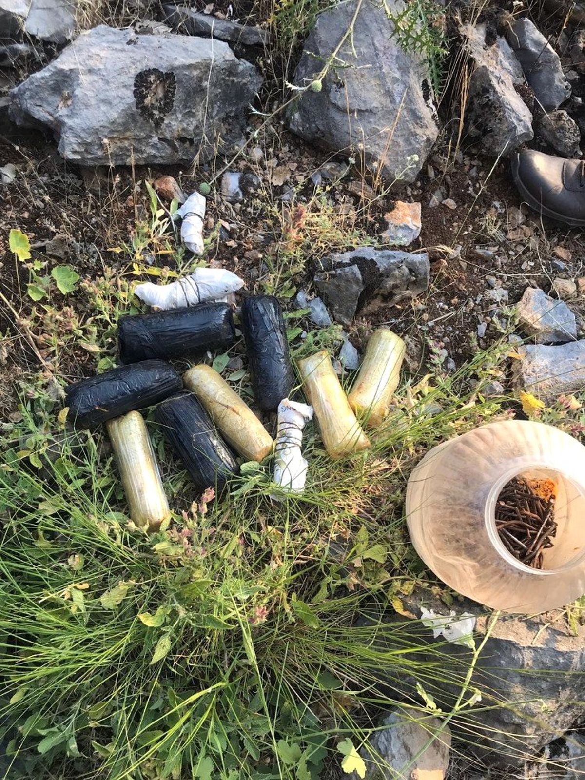 Hakkari\'de 10 kilo TNT ele geçirildi