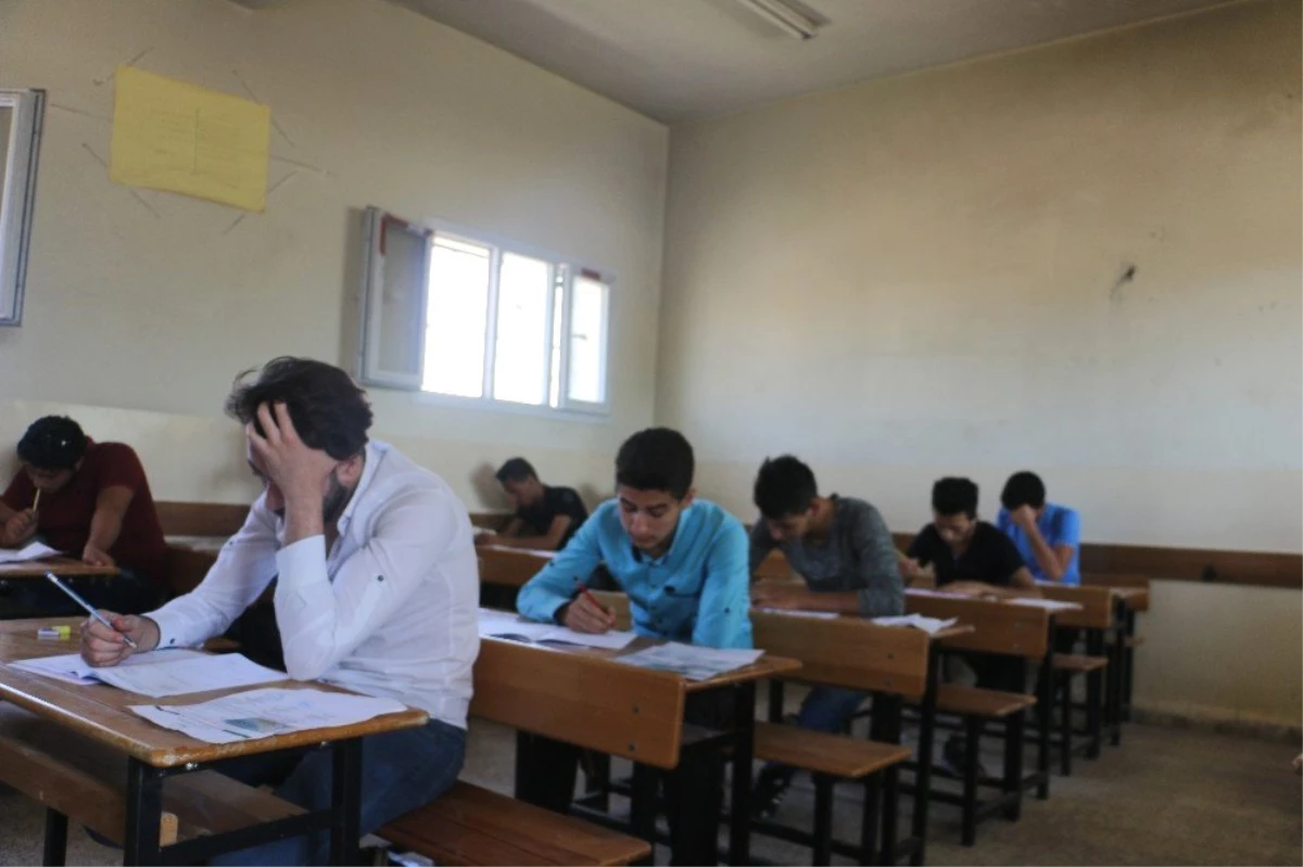 Halep\'te 5 bin öğrenci lise sınavına girdi
