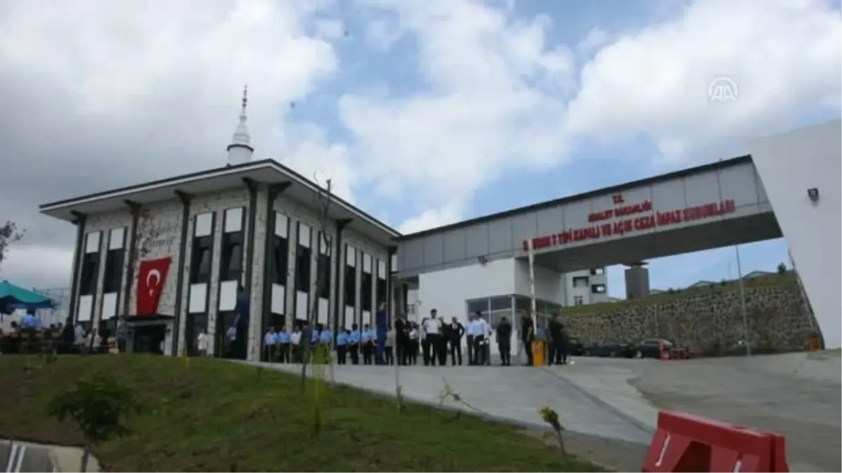 Hayırsever iş insanının cezaevine yaptırdığı cami hizmete açıldı