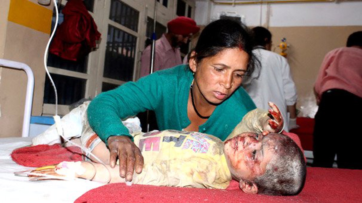Hindistan\'da otobüs uçuruma yuvarlandı: 39 ölü