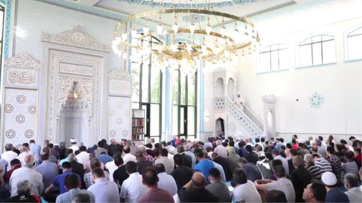Hollanda\'daki Tevhit Camisi törenle açıldı