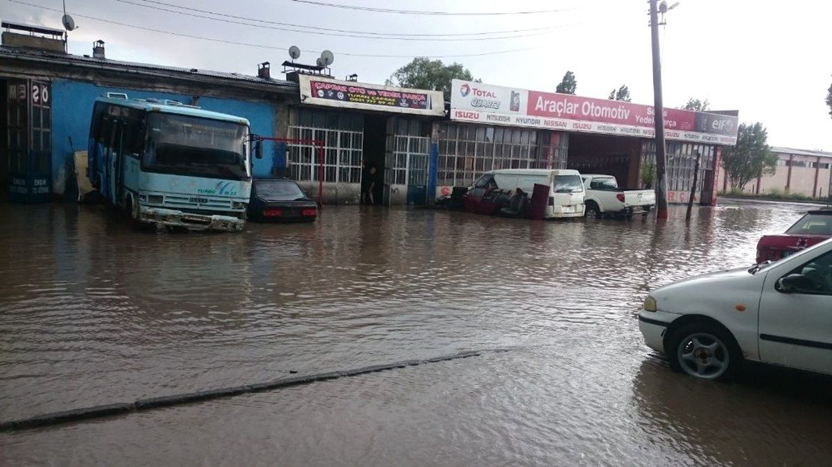 Kars\'ta yağmur 10 dakikada işyerlerini sular altında bıraktı