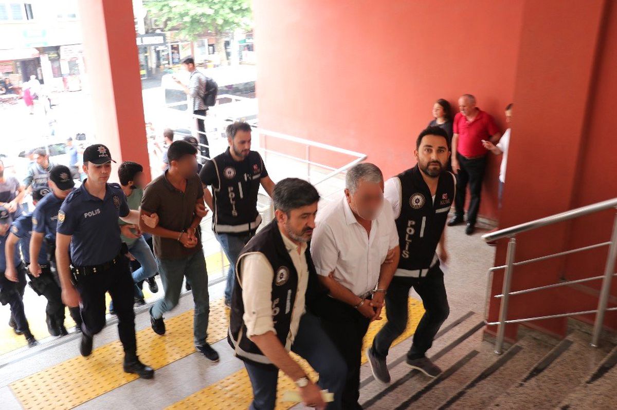 Kocaeli\'de gözaltına alınan 33 kişilik ihale çetesinden 16 şahıs adliyeye sevk edildi