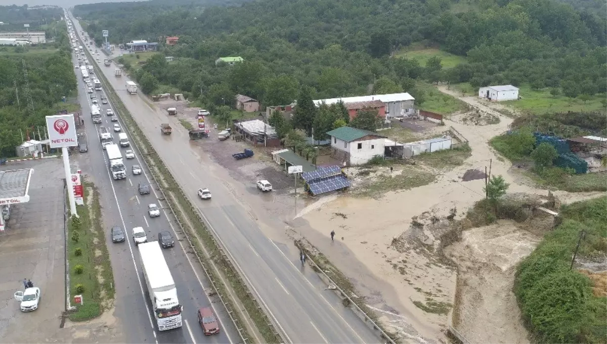 Kocaeli\'de sel nedeniyle ulaşıma kapanan D-100 karayolu yeniden ulaşıma açıldı