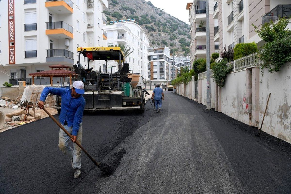 Konyaaltı Belediyesi\'nden Hurma\'ya sıcak asfalt