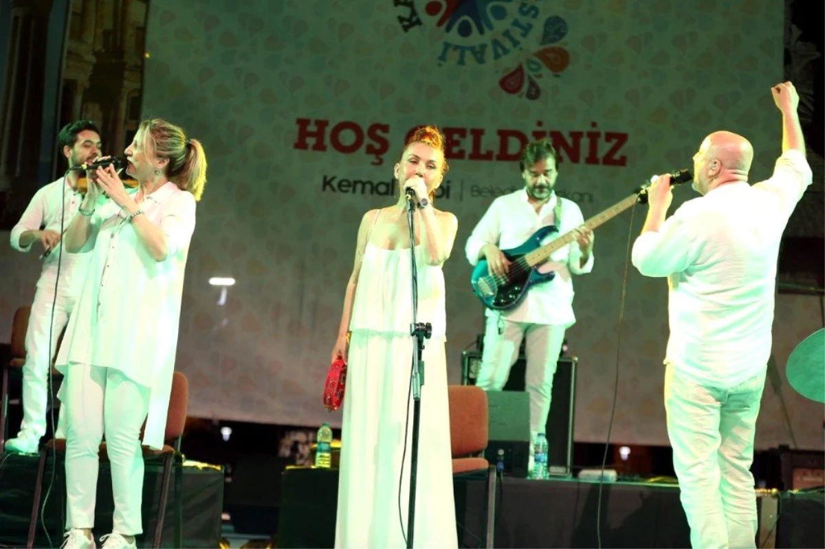 Küçükçekmece\'de Kardeşlik Festivali\'nde "Kardeş Türküler" sahne aldı