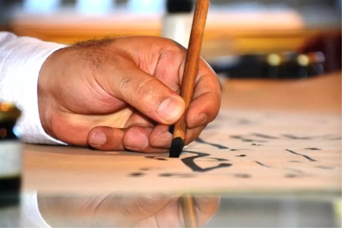 Malatya\'da hat sanatı ustası 8 yılda 150 camiye motif işledi