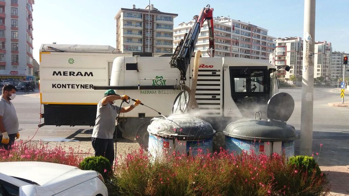 Meram\'da çöp konteynerlerinin dezenfekte işlemleri aralıksız devam ediyor