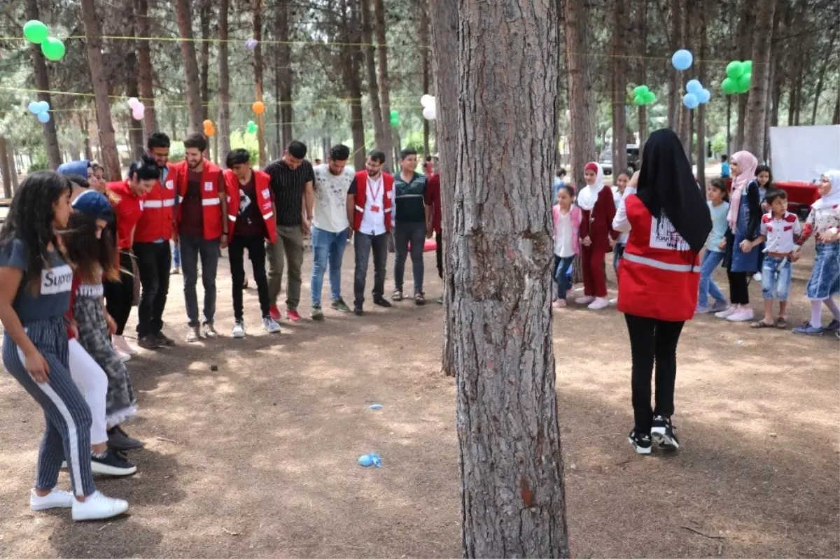 Mülteci çocuklar kendi gününde doyasıya eğlendi