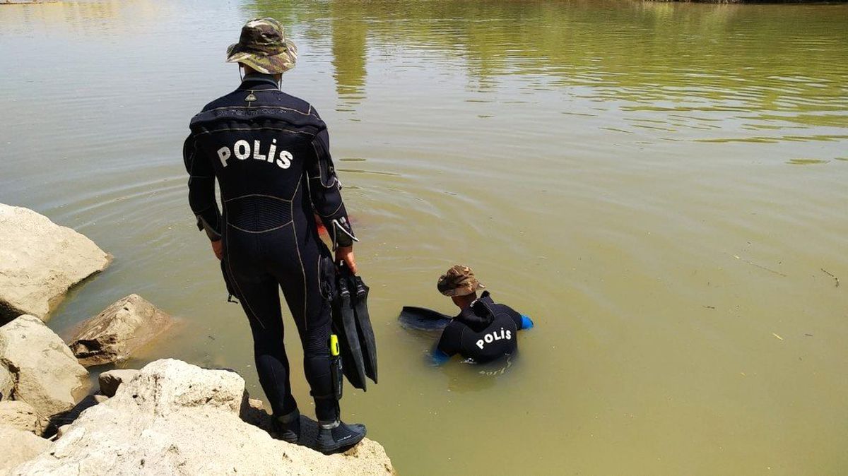 Nehirde kaybolan genci balık adamlar arıyor