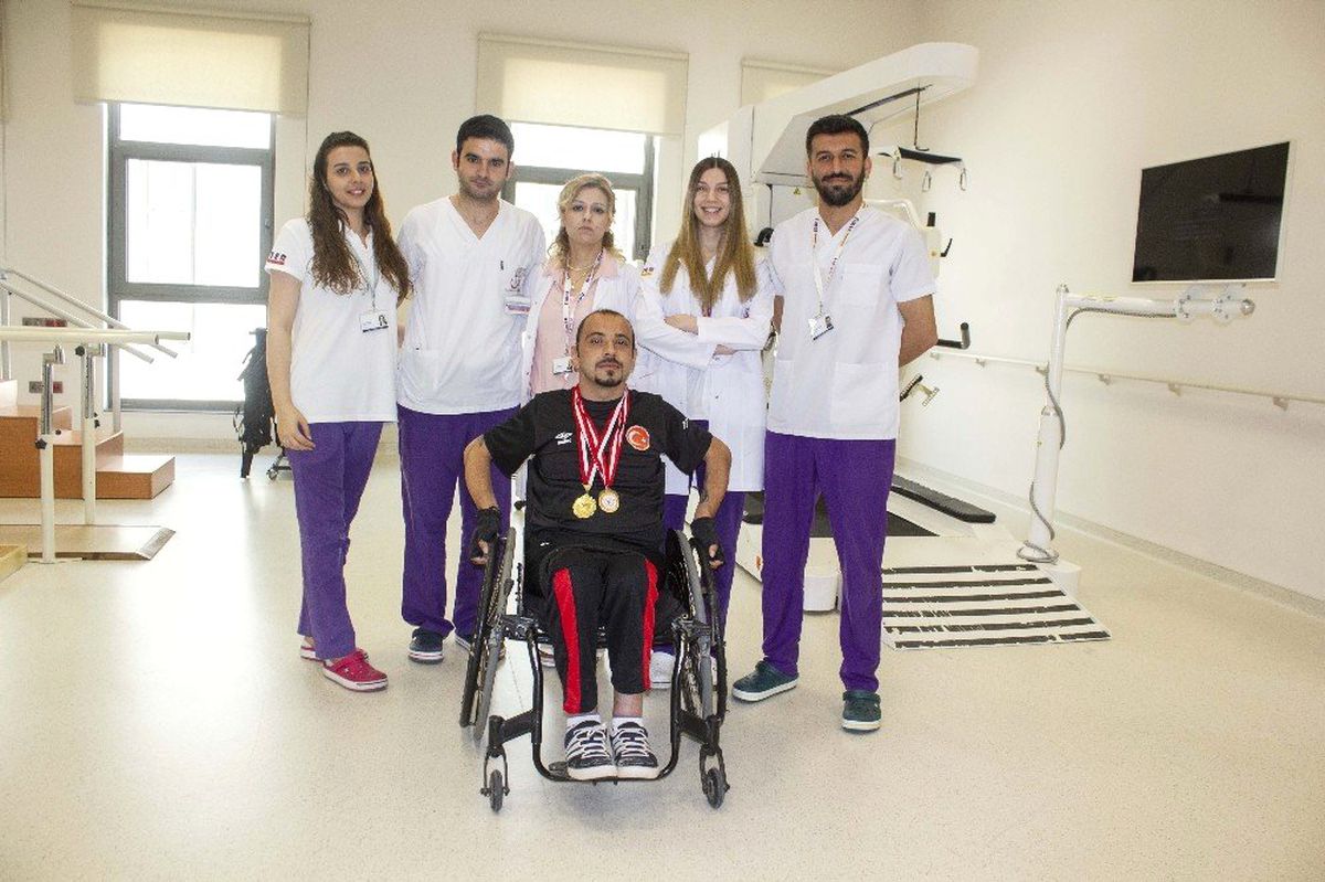 Omuriliği zedelendi, boynu kırıldı ama hayattan kopmadı