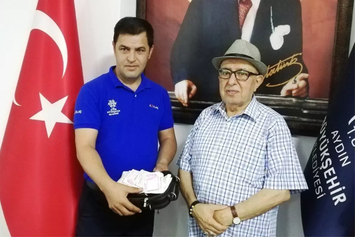 Otobüste bulduğu 13 bin lira ve 50 yıllık fotoğrafları gurbetçiye geri ulaştırdı