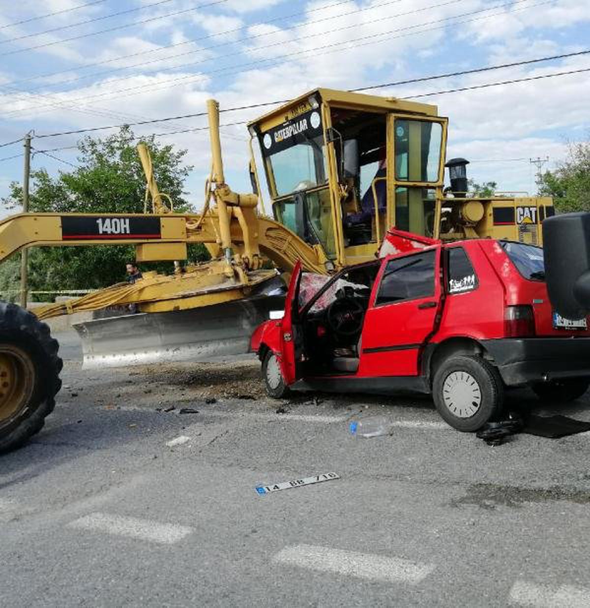 Otomobil ile greyder çarpıştı: 1 ölü, 2 yaralı