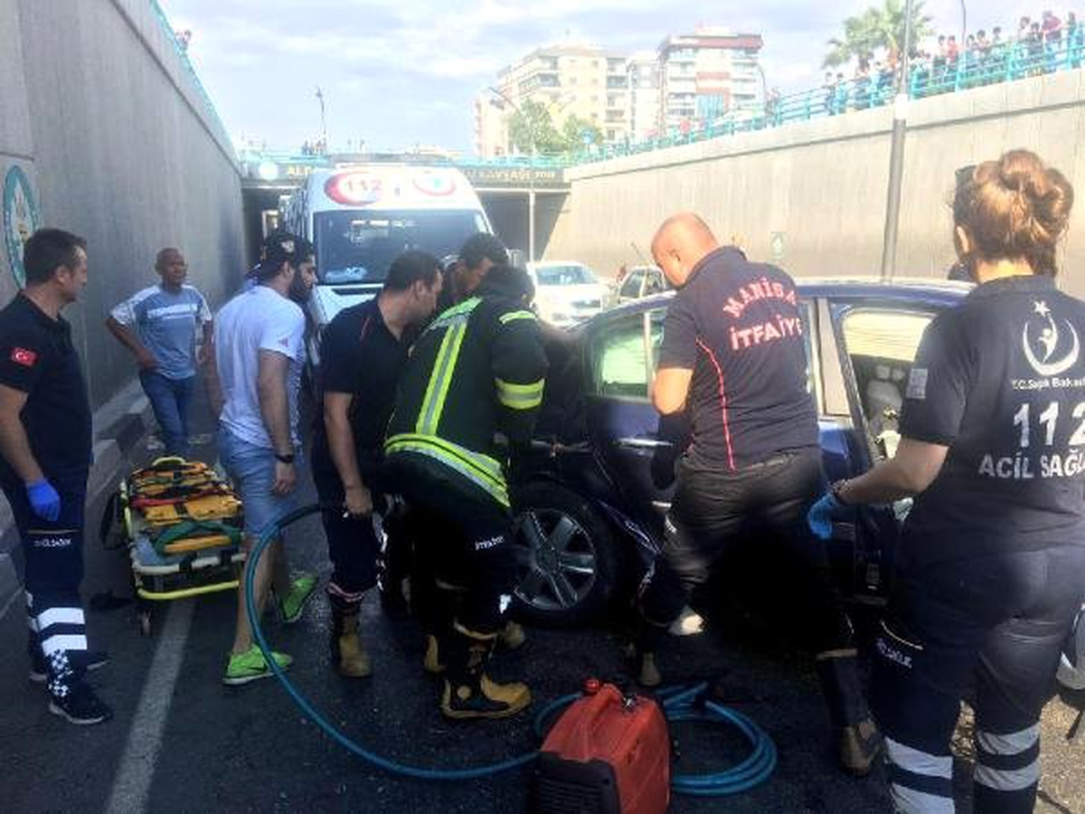 Otomobil, yol kenarındaki duvara çarptı: 5 yaralı