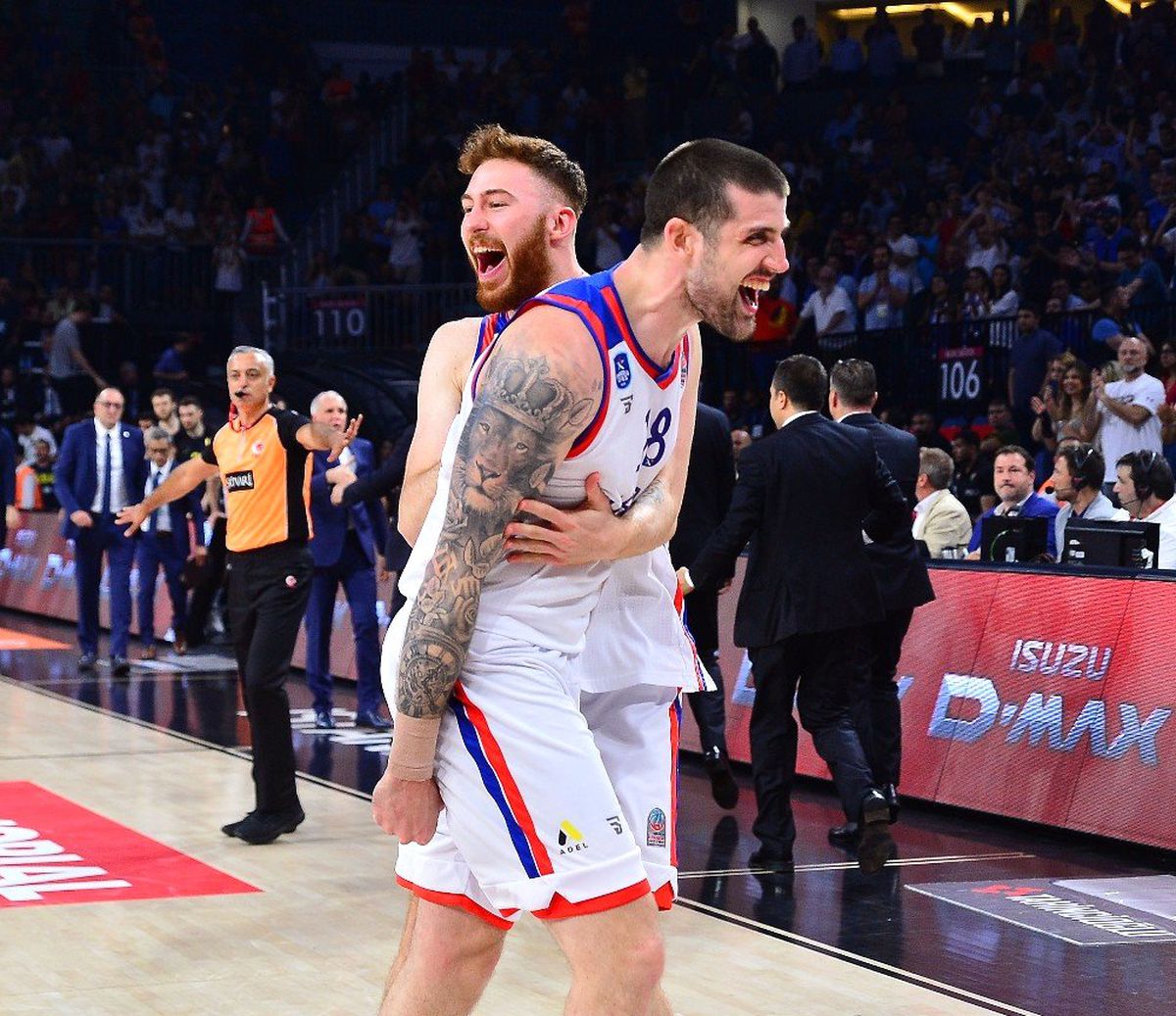 Şampiyon Anadolu Efes, kupasını aldı