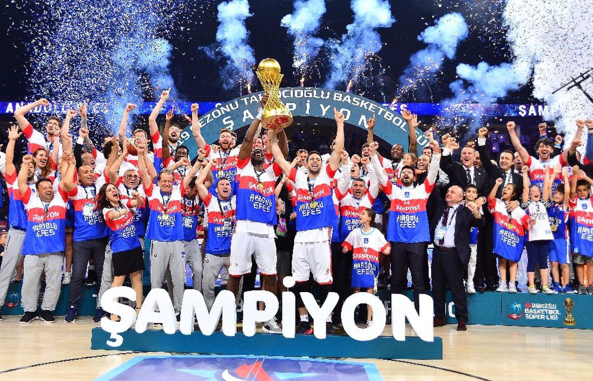 Tahincioğlu Basketbol Süper Ligi play-off serisi 7. ve son maçında Anadolu Efes, Sinan Erdem Spor...