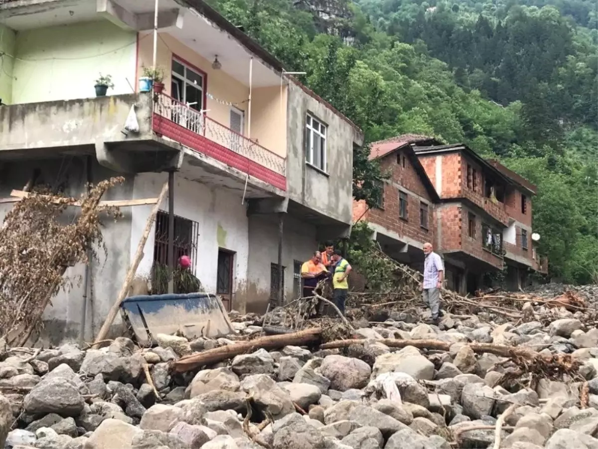 Trabzon\'un Araklı ilçesindeki selin ardından afet bölgesinde çalışmalar sürüyor