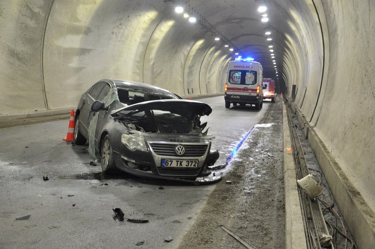 Tünelde duvara çarpan otomobil takla attı: 3 yaralı