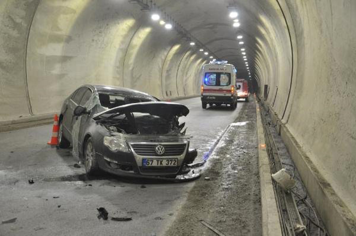 Tünelde duvara çarpan otomobildeki 1 kişi öldü, 2 kişi yaralandı