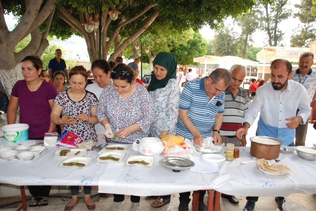 Yoğurt yeme yarışması renkli görüntüler oluşturdu