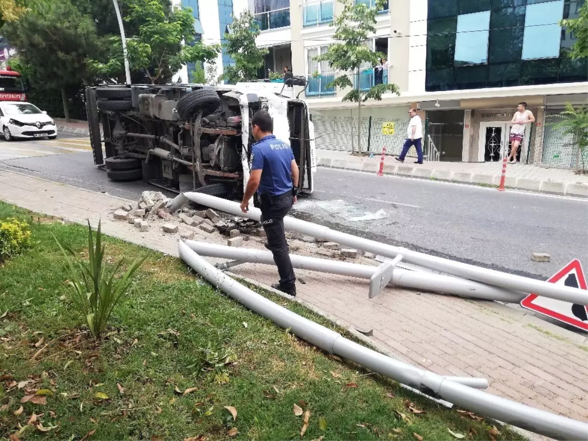 Yokuş aşağıya seyreden kamyon önce araca çarptı sonra devrildi: 1 yaralı