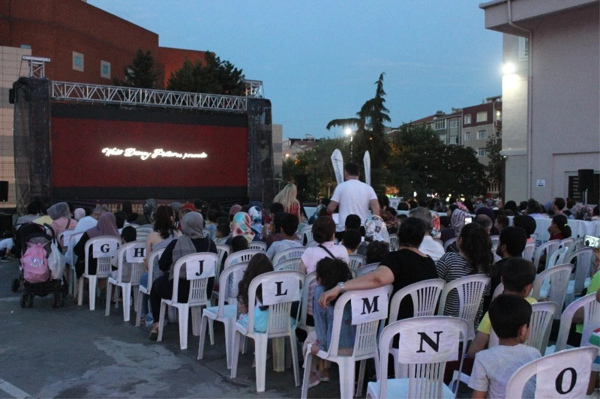 Zeytinburnu\'nda açık havada sinema keyfi