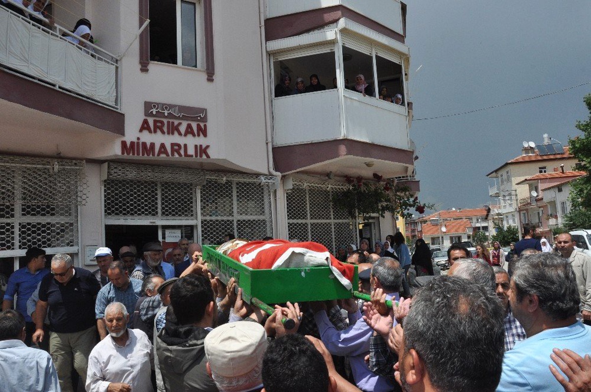 Afyon\'daki kaza kurşunu kurbanları toprağa verildi