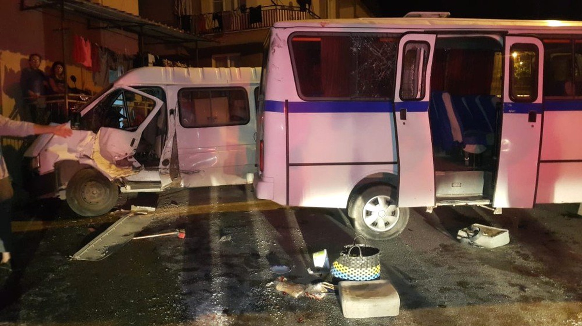 Alaşehir\'de işçi minibüsünün freni patladı: 13 yaralı