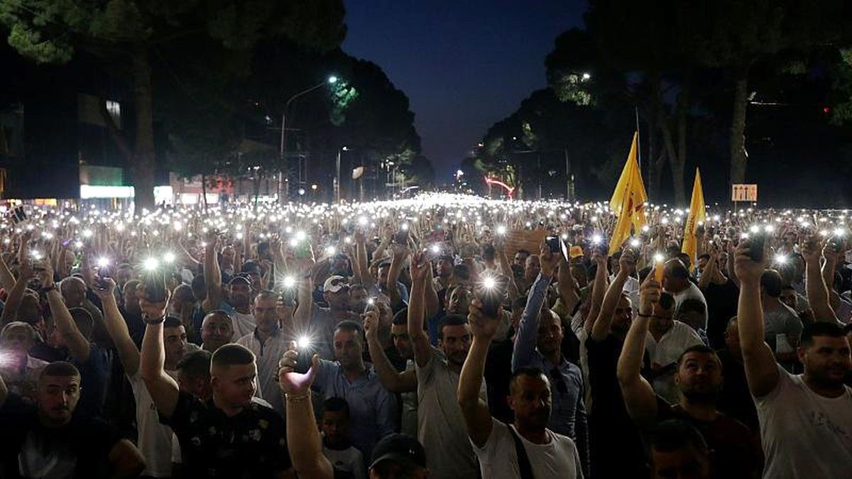 Arnavutluk\'ta binlerce muhalif, başbakanlık ofisi önünde hükümeti protesto etti