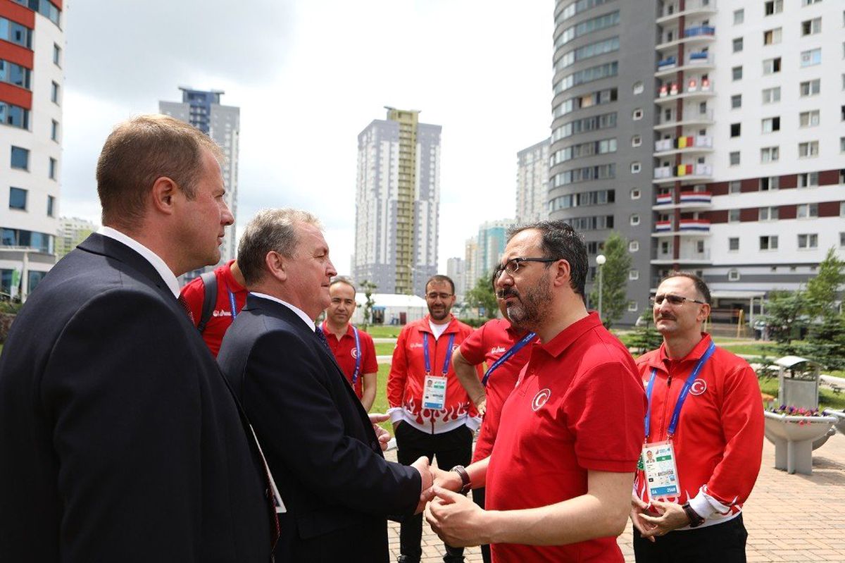 Bakan Kasapoğlu, Belarus\'ta sporcu köyünü ziyaret etti