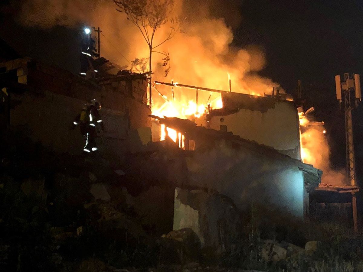 Başkent\'te çıkan yangında 3 gecekondu birden yandı