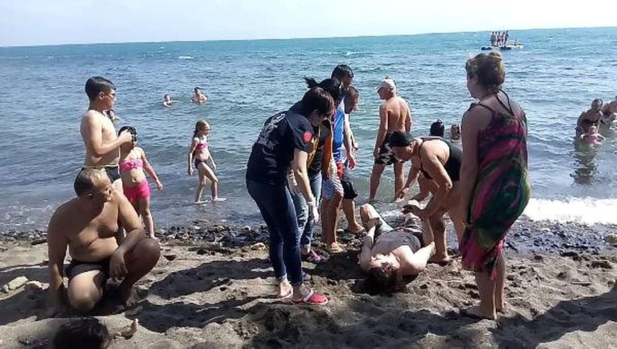 Boğulma tehlikesi geçiren genç, son anda kurtarıldı